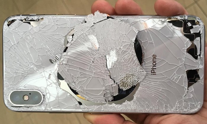 ใจสลาย เมื่อ iPhone X (เท็น) "ตกพื้น" โดยที่ไม่ได้ใส่เคส