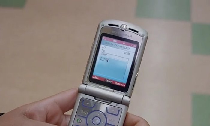 Moto ปล่อย Teaser ใบ้ด้วยมือถือฝาพับ อาจจะต้อนรับกลับมาของ RAZR