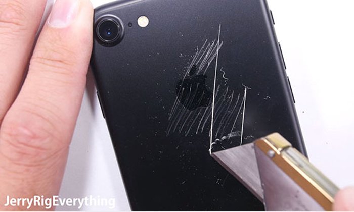 จับ iPhone 7 ทดสอบความทนทานสุดโหด ทั้งขูด ลนไฟ และจับงอ จะทนได้แค่ไหนไปดูกัน!