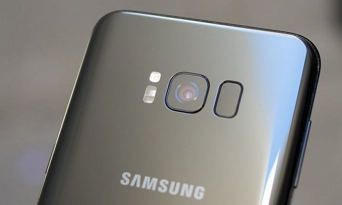 หากอยากได้รูปสวยๆ จาก Samsung Galaxy S8 จะต้องเช็ดเลนส์ให้ใสก่อนนะ