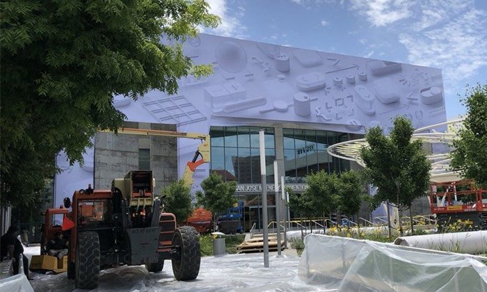 Apple เริ่มตกแต่งหอประชุม McEnery สถานที่จัดงาน WWDC18 แล้ว