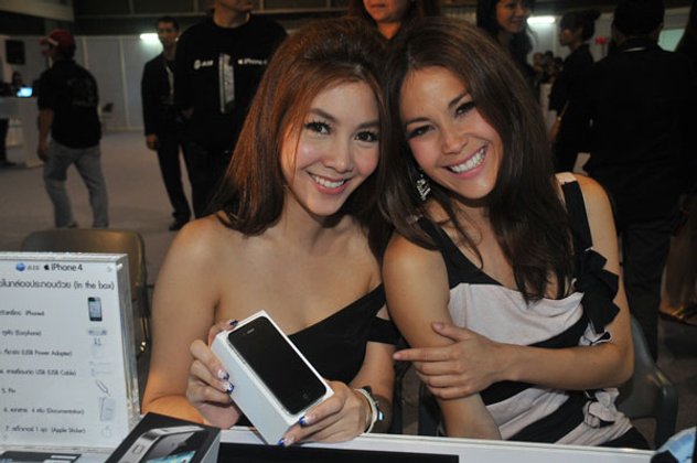 ภาพบรรยากาศรับเครื่อง iPhone 4