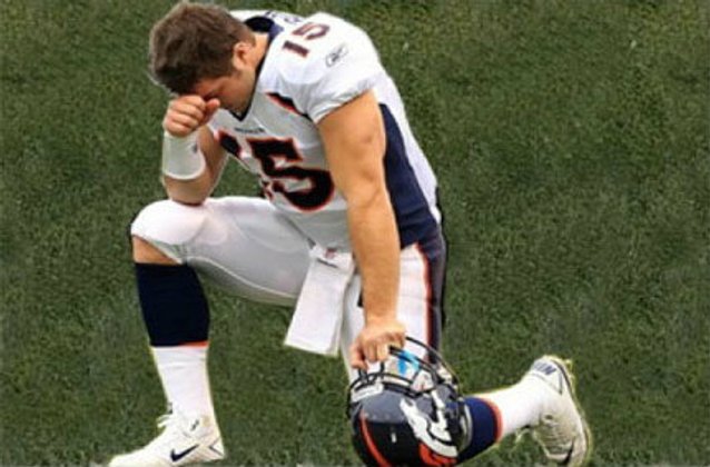 เปิดตัว ท่าคุกเข่าทีโบว์(Tebow)เทรนใหม่