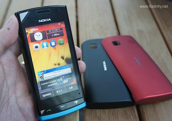 แรกสัมผัส Nokia 500 Symbain Anna รุ่นประหยัดที่มาพร้อม CPU 1GHz และฝาหลัง 3สี