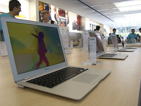 รู้หรือไม่ MacBook Air/Pro ในช็อป Apple ต้องเอียงหน้าจอกี่องศา?