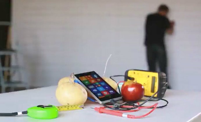 ชาร์จแบตเตอรี่ให้ Nokia Lumia 930 ด้วย แอปเปิล กับ มันฝรั่ง!