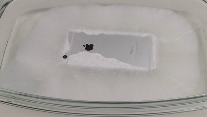 จะเกิดอะไรขึ้น เมื่อ iPhone 6 ถูกแช่อยู่ใน น้ำแข็งแห้ง?