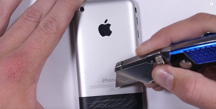 รุ่นใหญ่ก็ไม่เว้น ชมคลิปจับ iPhone รุ่นแรกมาทดสอบความแกร่งแบบซาดิสต์