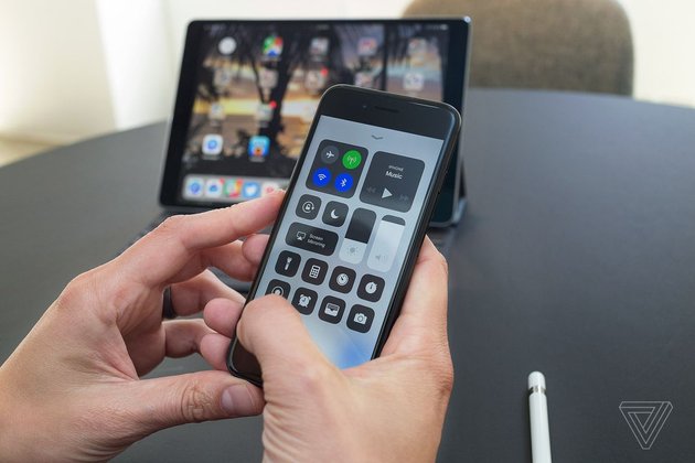 นี่คือเหตุผลที่ iPhone iPad รุ่นเก่าช้าลงเมื่อมีการอัปเดต iOS แต่ละครั้ง