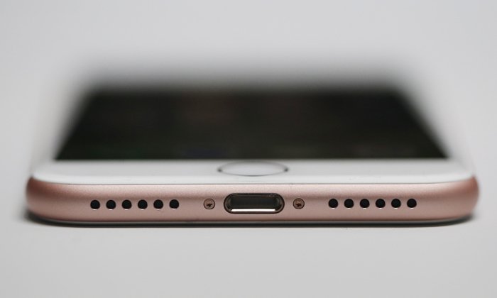 Apple ตอบคำถามสำหรับคนที่กังวลว่า จะฟังเพลงเวลาชาร์จแบตได้อย่างไร ถ้าไม่มีหูฟัง AirPods ?