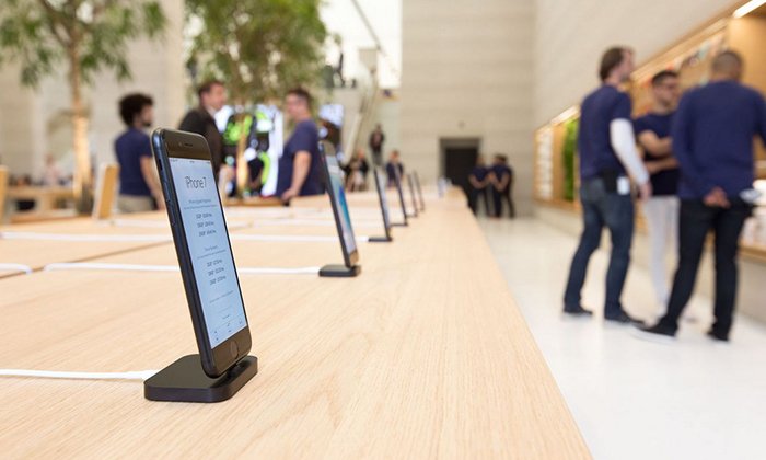 กล้าได้อีก Apple ยกเลิกใช้สายรั้งเครื่องของ iPhone ตัวโชว์ใน Apple Store
