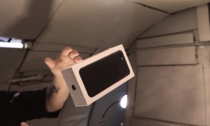ชมคลิปแกะกล่อง iPhone 7 Plus ในสภาพไร้แรงดึงดูดกันดีกว่า
