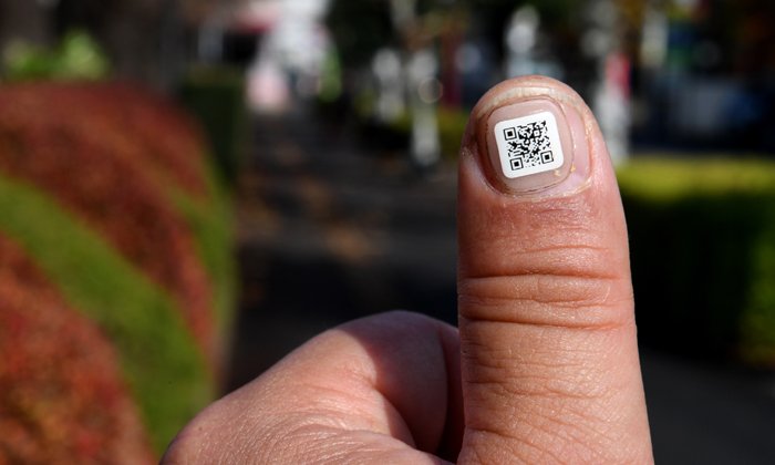 เจ๋ง! ญี่ปุ่นติด QR Code จิ๋วบนเล็บให้คนแก่-ผู้ป่วยอัลไซเมอร์