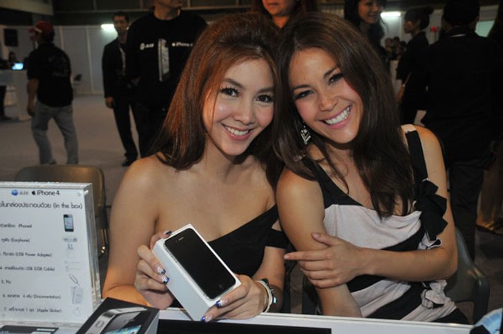 ภาพบรรยากาศรับเครื่อง iPhone 4