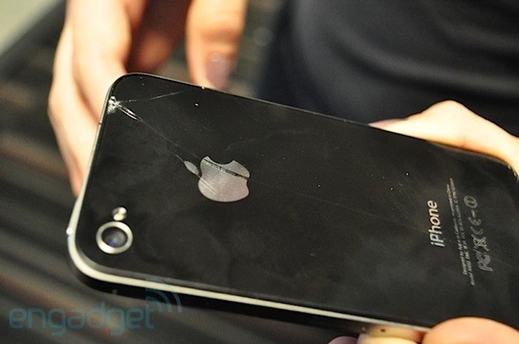 ปัญหาใหม่ของ iPhone 4 กระจกร้าวเพราะโดนกรอบแข็งขูด?
