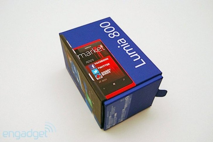 แกะกล่อง Nokia Lumia 800 จากเว็บนอก มีอะไรในชุดจำหน่ายกันบ้าง