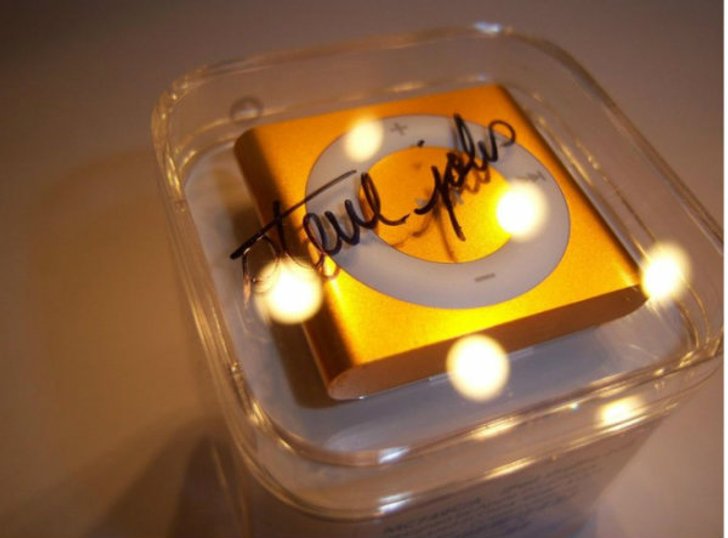 สาวกหัวใสนำ iPod shuffle พร้อมลายเซ็นต์ Rare Steve Jobs เปิดประมูลที่ eBay
