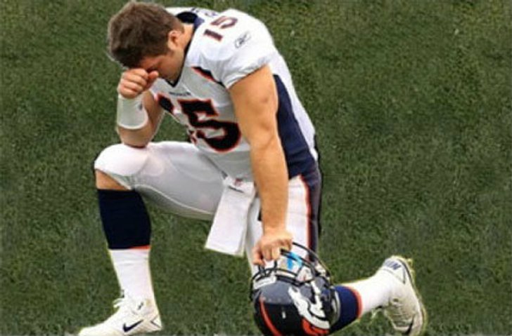 เปิดตัว ท่าคุกเข่าทีโบว์(Tebow)เทรนใหม่
