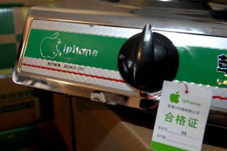 ตำรวจบุกทลายแก๊งพ่อค้าจีนขายเตาแก๊สยี่ห้อ iPhone!