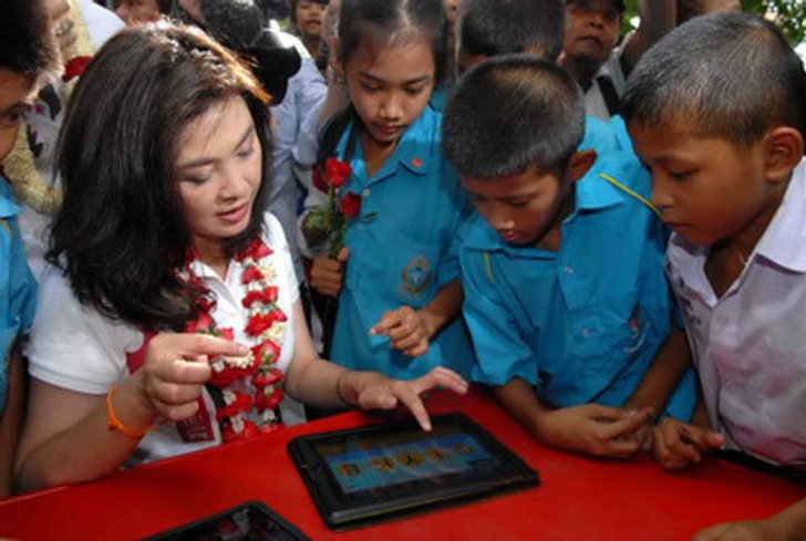 รัฐบาลยิ่งลักษณ์ ผุดไอเดียใหม่ แจกแท็บเล็ต นักเรียน กศน.