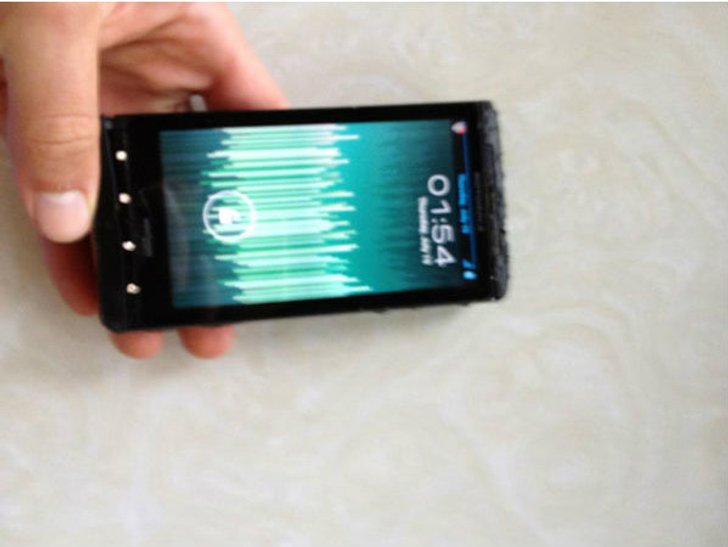 นี่สิอึดของจริง! Motorola DROID X ตกกองไฟ แล้วยังสามารถใช้งานได้ตามปกติ