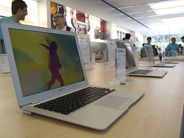 รู้หรือไม่ MacBook Air/Pro ในช็อป Apple ต้องเอียงหน้าจอกี่องศา?