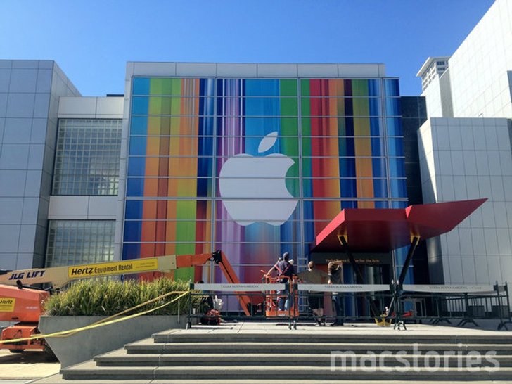 ภาพสถานที่งานเปิดตัว iPhone 5 ตกแต่งแบบนี้โดนอ่ะ