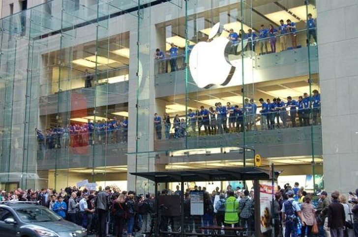 โฉมหน้าผู้ที่ได้เป็นเจ้าของ iPhone คู่แรกของโลก