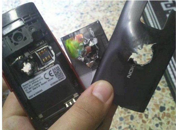 ปาฏิหาริย์มือถือช่วยชีวิต Nokia X2 สังเวยชีพกันกระสุนแทนเจ้าของ
