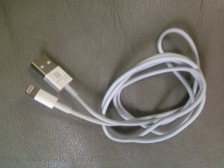 หลุดภาพสาย USB แบบใหม่ ยืนยัน Dock connector บน ไอโฟน 5 (iPhone 5) เล็กลงจริง