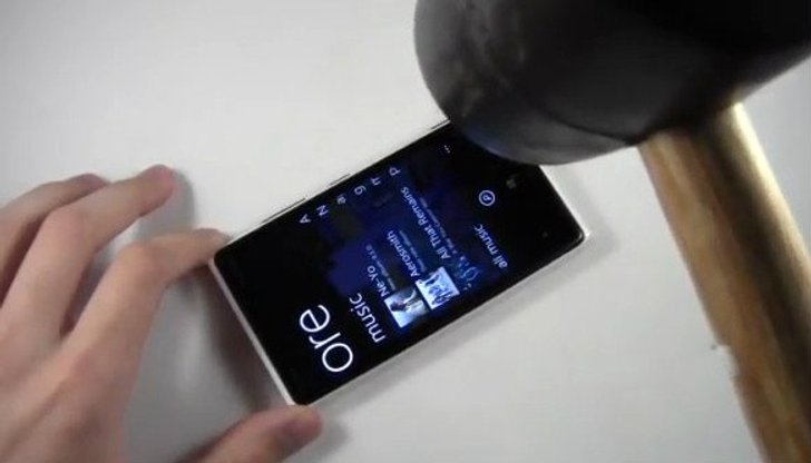 ยำเละ "Nokia Lumia 920" โดนทุบ กรีด ข่วน ตอกตะปูครบสูตร !