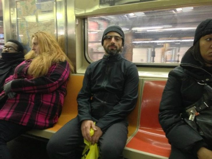 จ๊ะเอ๋ เซอร์เก้ บริน สวม Google Glass บนรถไฟใต้ดินนิวยอร์ค
