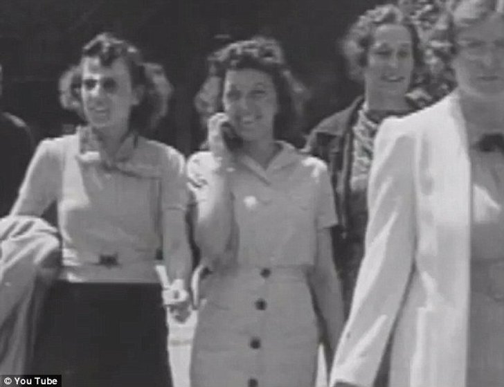 ไขปริศนา "หญิงสาวข้ามเวลา" ใช้โทรศัพท์มือถือในยุค 1930 (ชมคลิป)