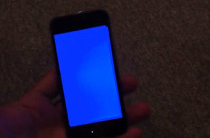 iPhone 5s พบปัญหาจอฟ้า รีสตาร์ทเอง