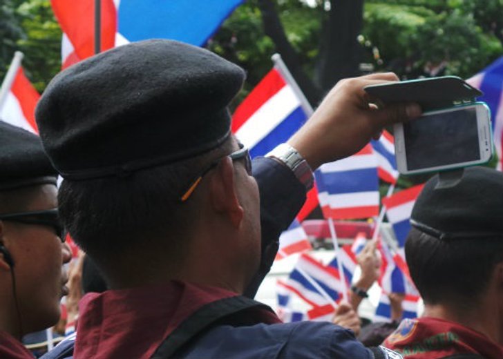 กสทช. สั่งโอเปอร์เตอร์ทุกค่าย ห้ามตัดสัญญาณมือถือในพื้นที่ชุมนุม