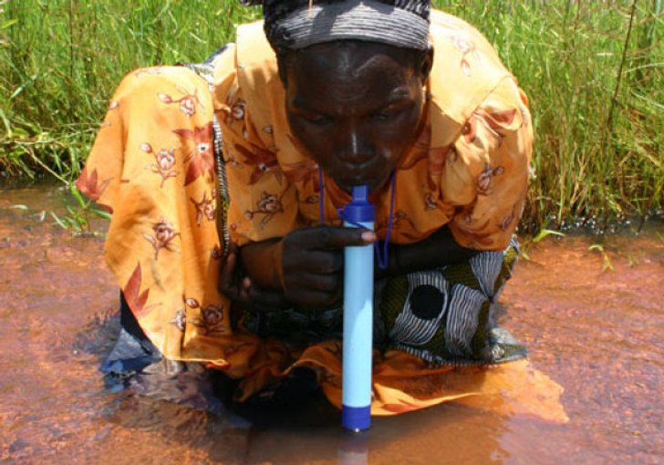 โชว์สิ่งประดิษฐ์ "LifeStraw" หลอดกรองน้ำส้วมดื่มได้