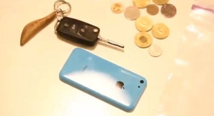 ลองขูดฝาหลังพลาสติก iPhone 5C (ชมคลิป)