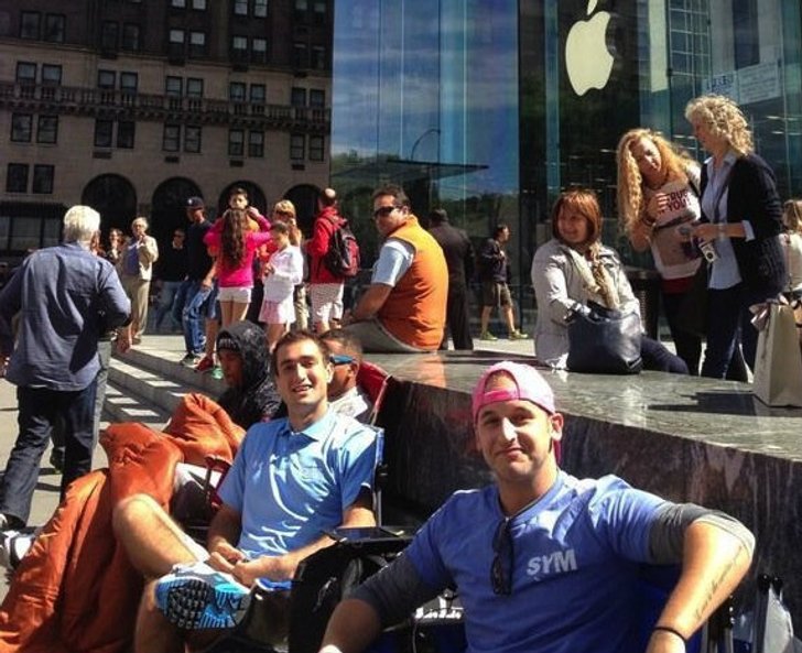 สาวก Apple เริ่มตั้งแถวรอ iPhone 5C - iPhone 5S แล้ว