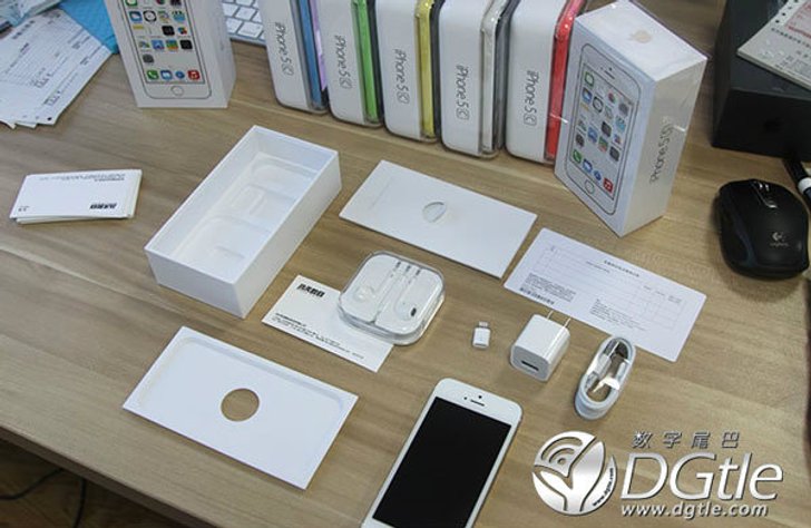 แกะกล่อง iPhone 5C ครั้งแรก!! ในโลก