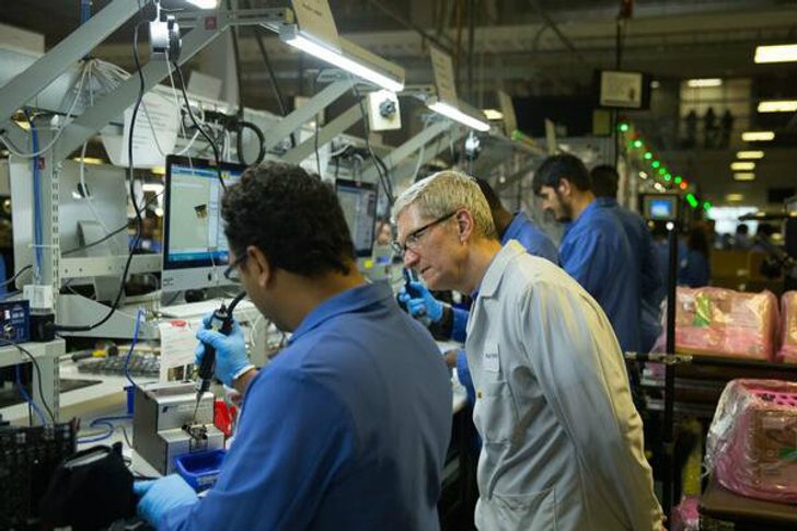 พลาด! Tim Cook ทวิตรูปสายการผลิต Mac แต่ระบบปฎิบัติการดันใช้งานเป็น Windows