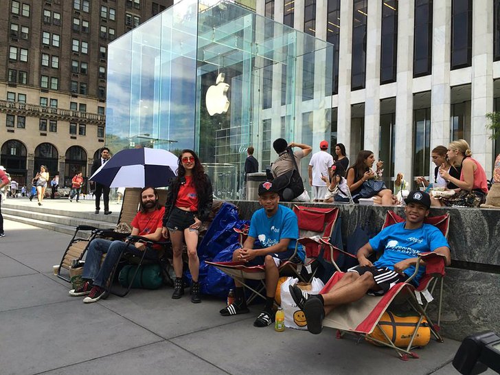 นี่ก็รีบ! สาวก Apple ตั้งแถวรอซื้อ iPhone 6 แล้ว!