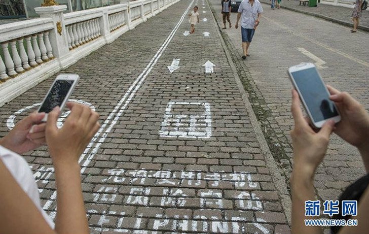 จัดให้เลย…ถนนสำหรับคนเล่นมือถือ ในประเทศจีน