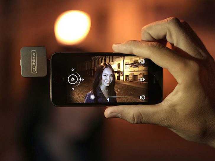 หมดปัญหาหน้ามืดตาแดง! ด้วยแฟลชเสริมพกพาสำหรับ Smartphone