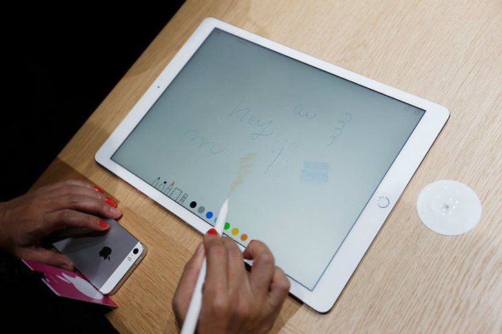 เปรียบเทียบ iPad Pro กับว่าที่คู่แข่ง: Surface Pro 3, MacBook Air และ New MacBook