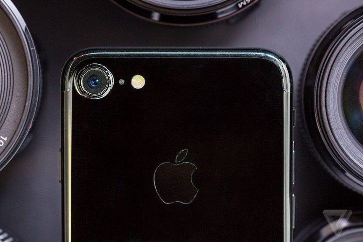 สาวกรอเหงือกแห้ง iPhone 8 อาจวางจำหน่ายล่าช้าไปถึงต้นปี 2018