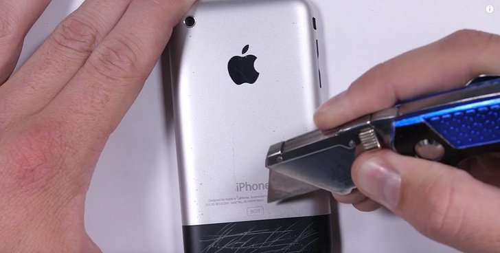 รุ่นใหญ่ก็ไม่เว้น ชมคลิปจับ iPhone รุ่นแรกมาทดสอบความแกร่งแบบซาดิสต์