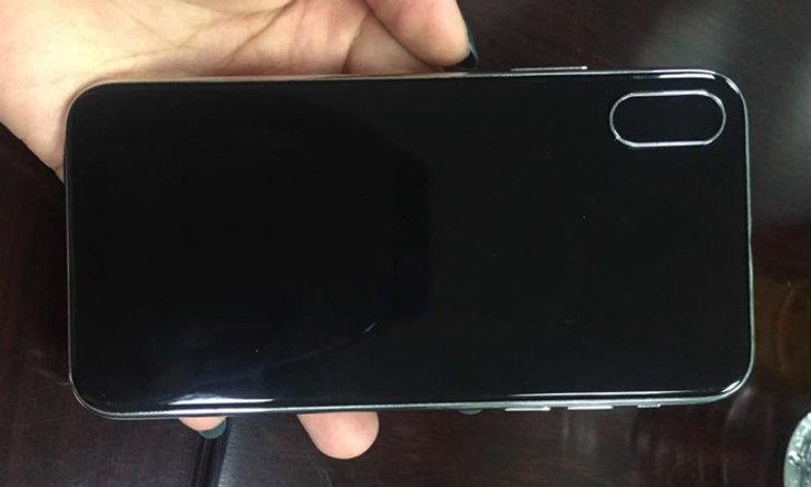 นี่เรียกว่าออกแบบแล้ว? ภาพหลุด iPhone 8 เครื่องต้นแบบก่อนออกมาเป็นของจริง