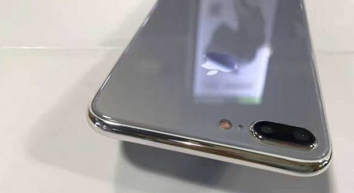 เชิญชมภาพ iPhone 7s Plus เครื่องดัมมี่ ด้านหลังเป็นกระจกเงางาม