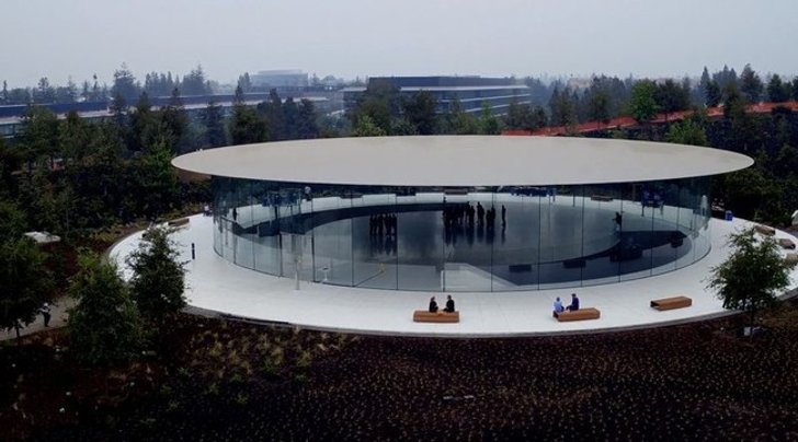แอบส่อง Apple Park ทีมงานเตรียมความพร้อมที่ Steve Jobs Theater สำหรับเปิดตัว iPhone 8