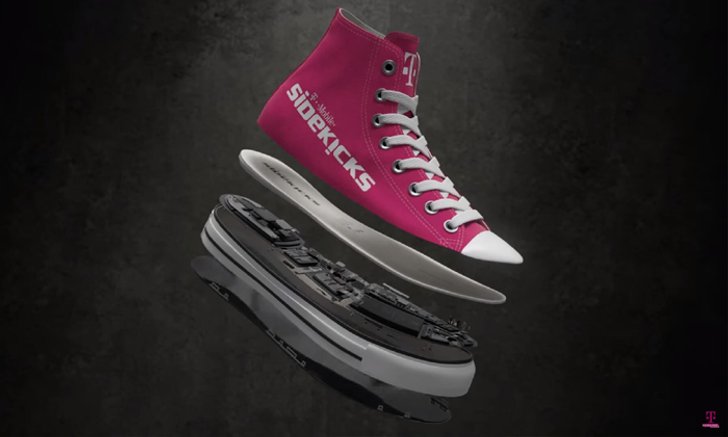 ครั้งแรกของโลก เปิดตัว T-Mobile Sidekicks รองเท้าผ้าใบพร้อมสมาร์ทโฟนในตัว